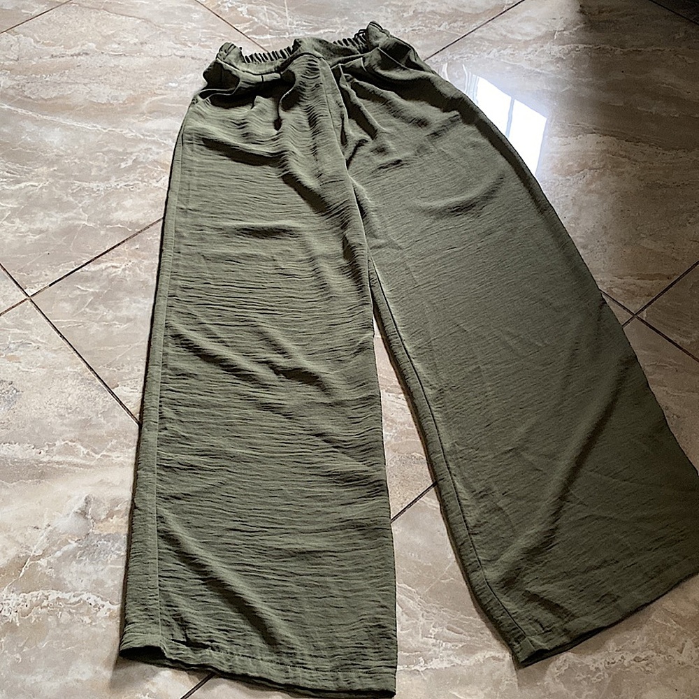 Beautiful flowy wide leg pants with pockets NWT